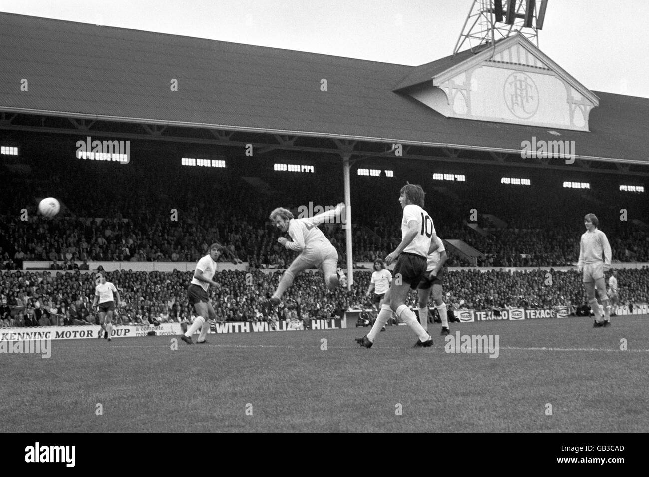 Soccer - English Division 1 - Tottenham Hotspur gegen Leeds United - White Hart Lane. Der springende Skipper Billy Bremner macht sich nach vier Minuten gegen Spurs in der White Hart Lane in Tottenham auf Leeds ein Tor. Stockfoto