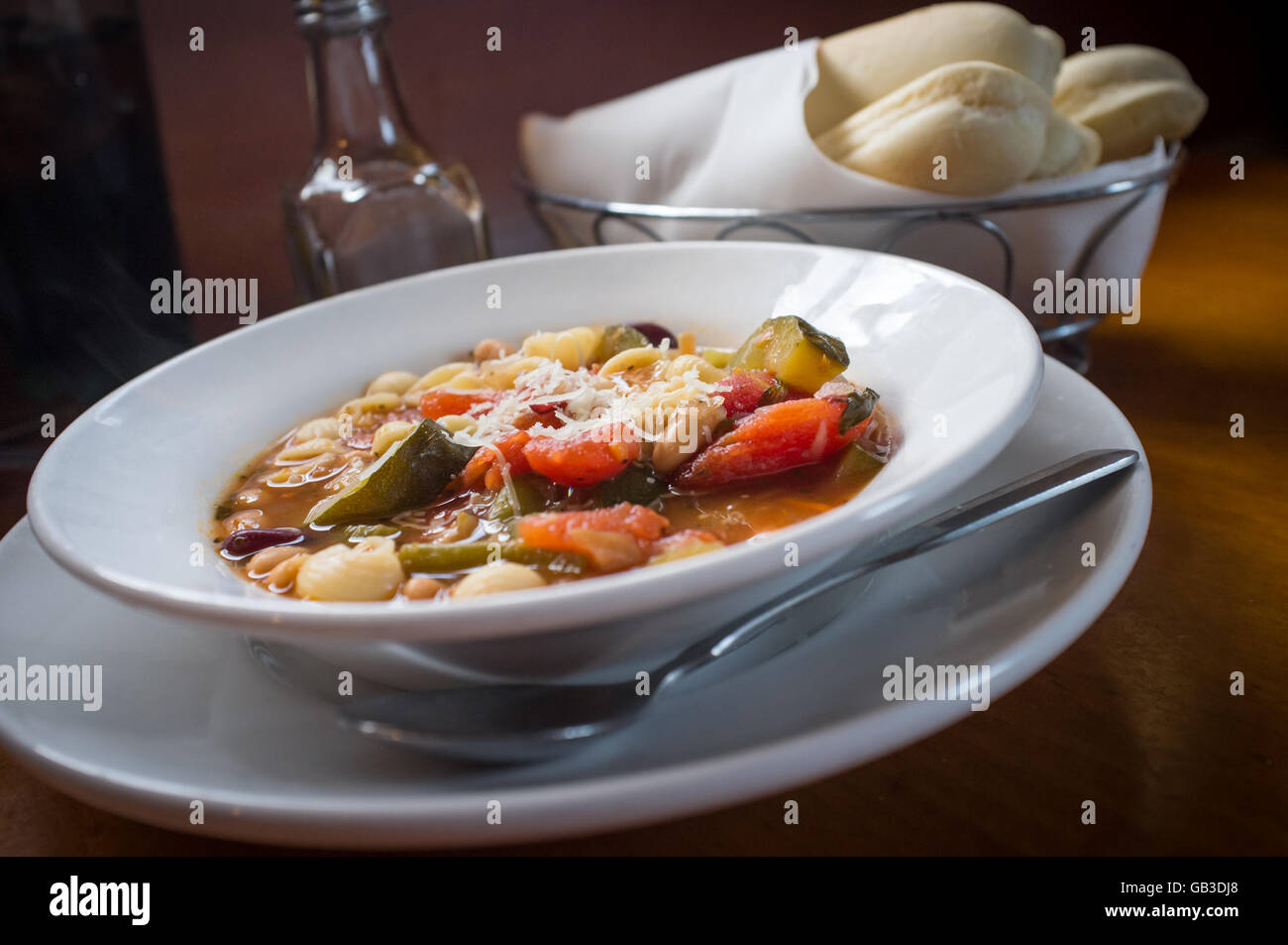 Herzhafte italienische Minestrone-Suppe mit Brot-sticks Stockfotografie ...
