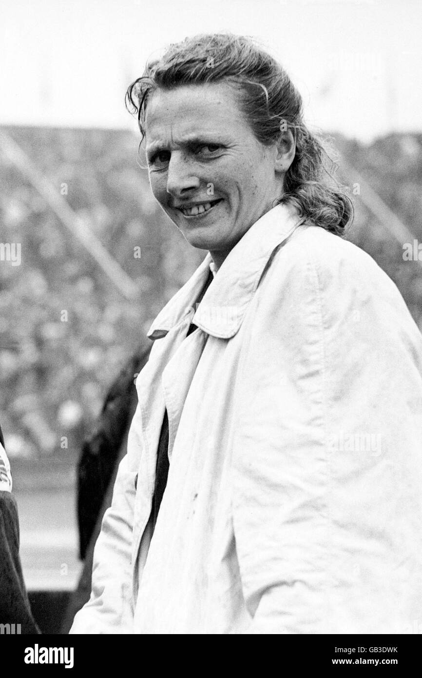 Hollands Fanny Blankers-Koen gewann eine weitere Goldmedaille, eine von drei, die sie während der Spiele gewann Stockfoto