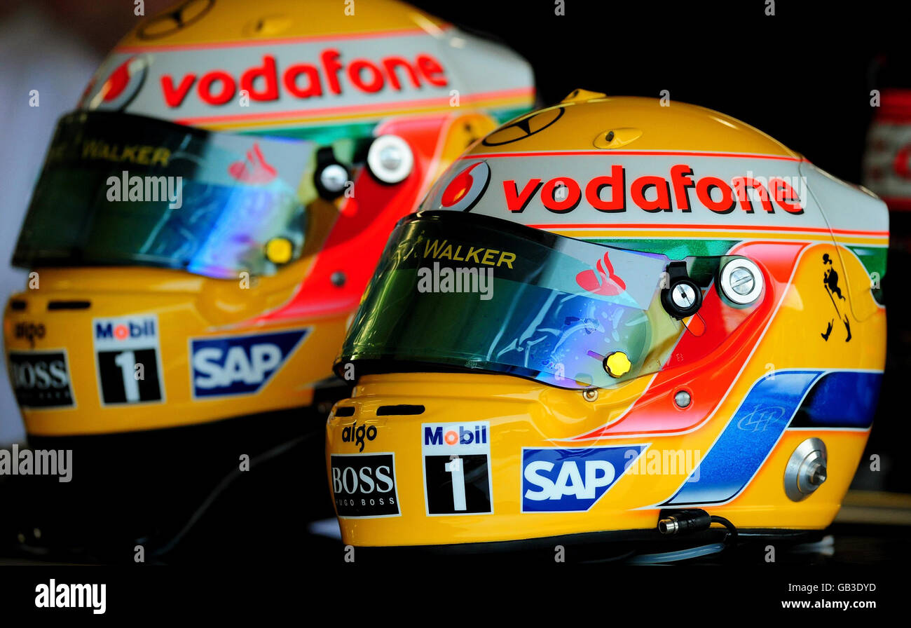 McLaren Mercedes-Pilot Lewis Hamilton schont Helme in der Garage, während die Vorbereitungen vor dem Grand Prix von Europa am Wochenende in Valencia, Spanien, fortgesetzt werden. Stockfoto