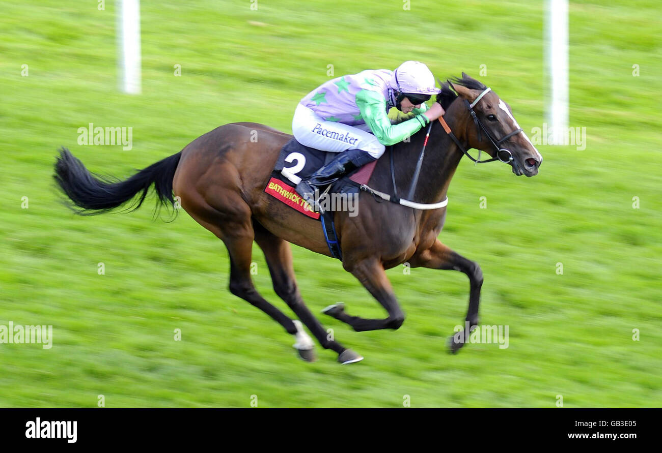 Adorabella und Hadden Frost gewinnen die Bathwick Tyres Devizes Foules auf der Rennbahn Newbury. Stockfoto