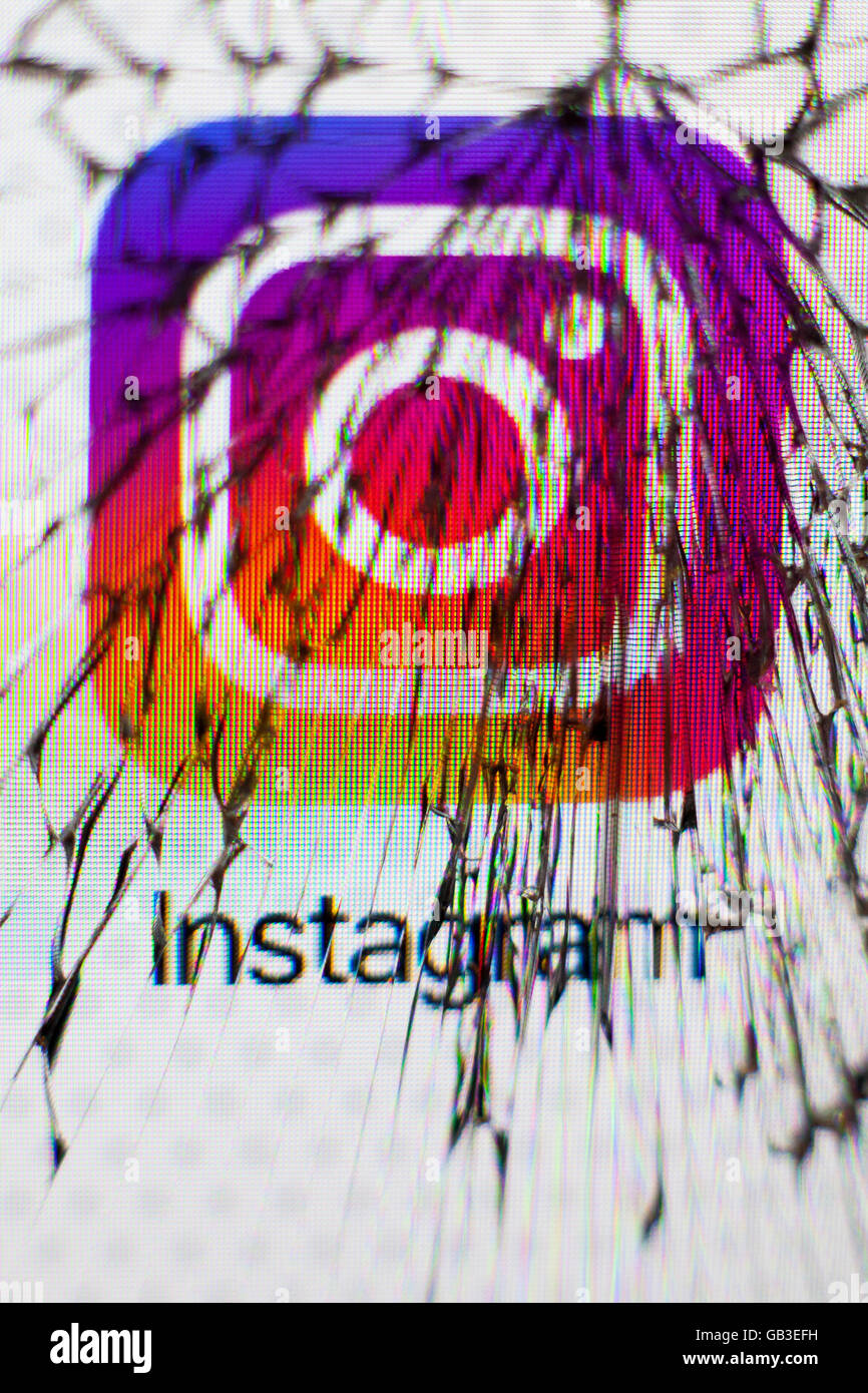 Instagram-Symbol angezeigt durch einen zertrümmerten Apple Iphone Bildschirm UK Stockfoto