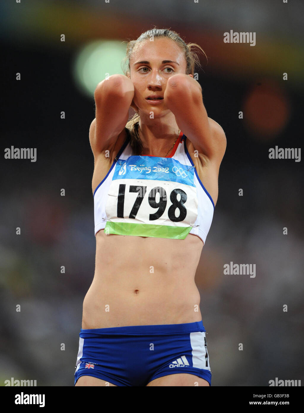Die britische Lisa Dobrisky beendete das Finale des 1500-m-Finales der Frauen im Nationalstadion während der Olympischen Spiele 2008 in Peking, China. Stockfoto