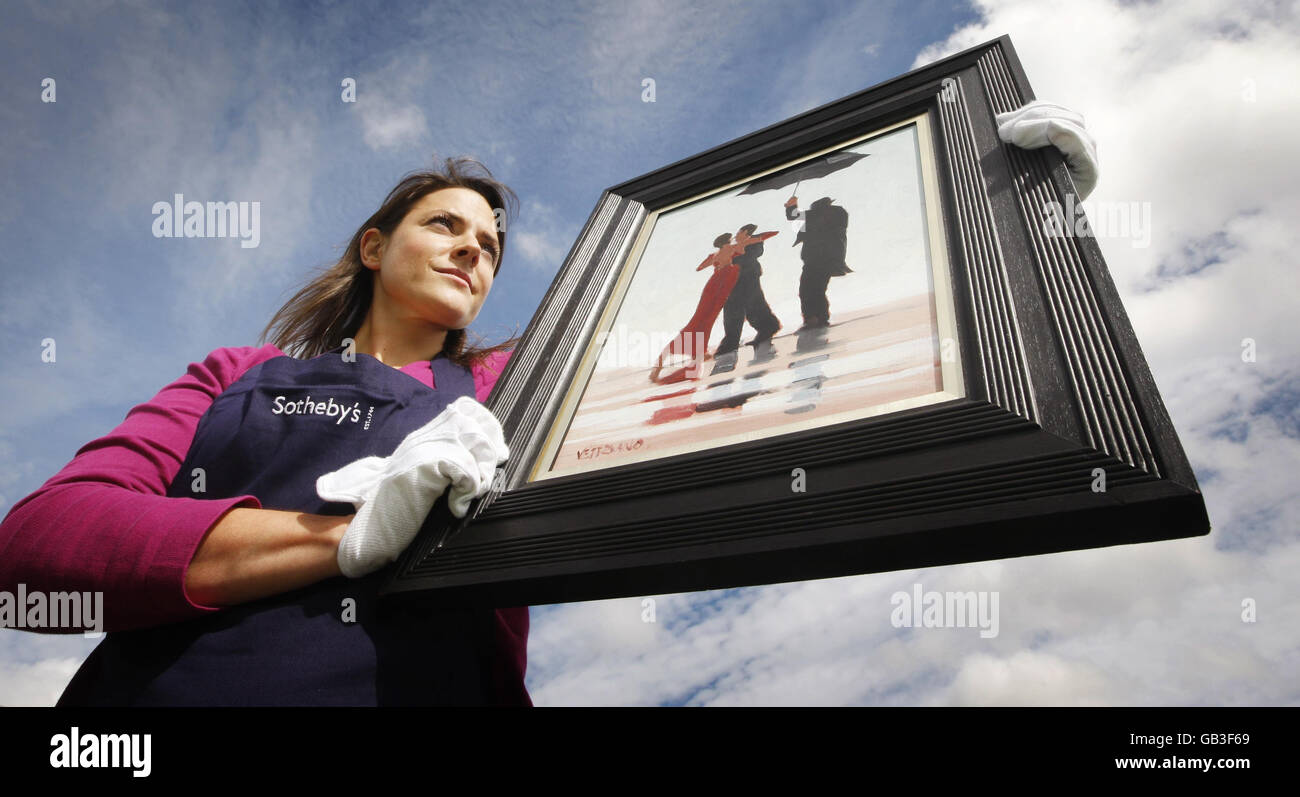 Sothebys Mitarbeiterin Tia Bryden mit einer retrospektiven Skizze von Jack Vettriano über sein Werk The Singing Butler geschätzt auf 15,000 - 20,000 im Gleneagles Hotel in Schottland. Stockfoto