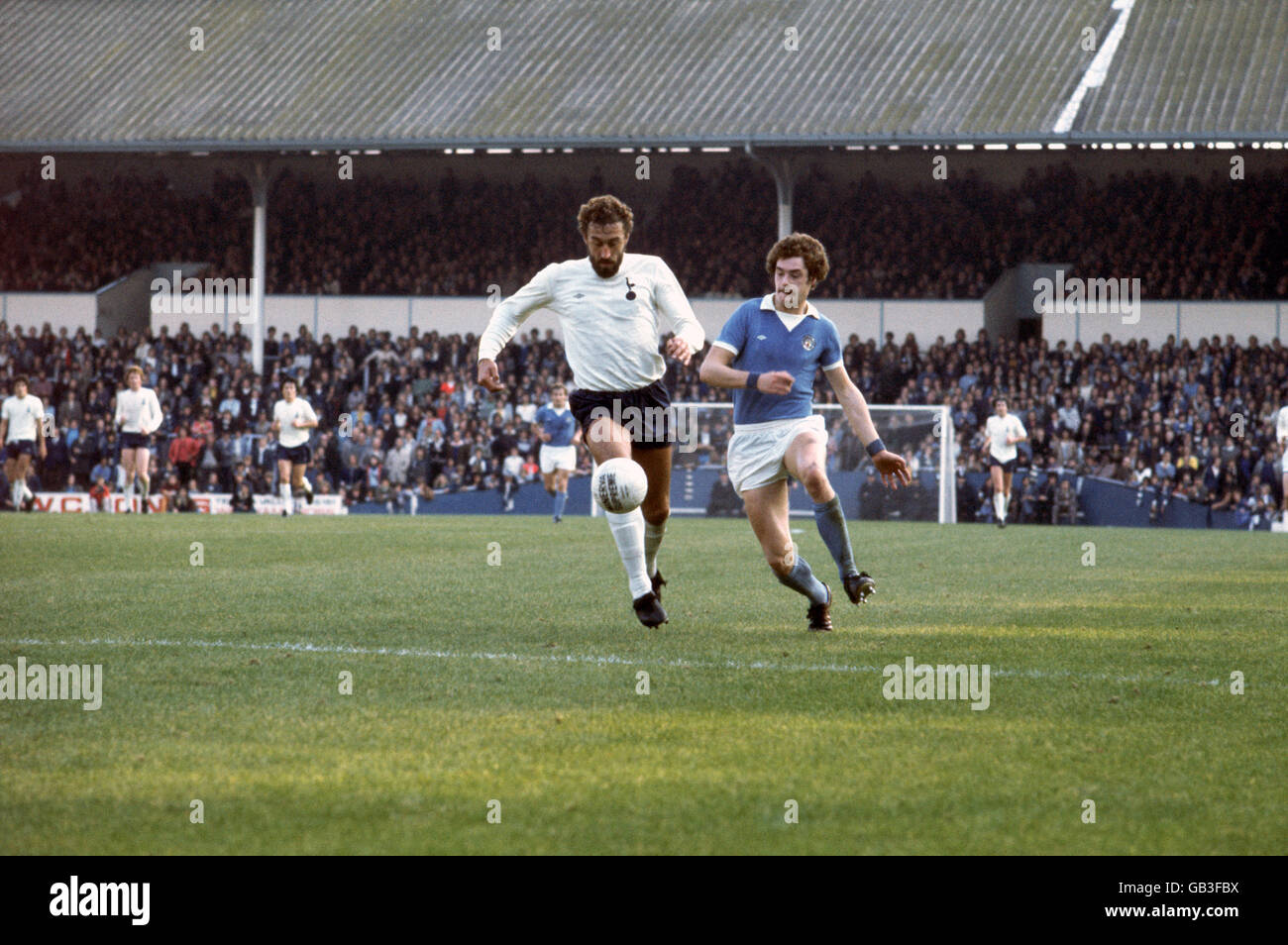 (L-R) Martin Chivers von Tottenham Hotspur hält Kenny Clements von Manchester City fern Stockfoto