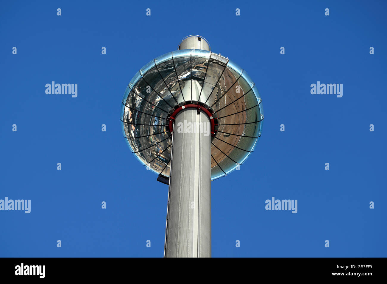 Brightons neues i360 beweglichen Aussichtsturm, zeigt die Unterseite blickte Brighton Meer widerspiegelt. Stockfoto