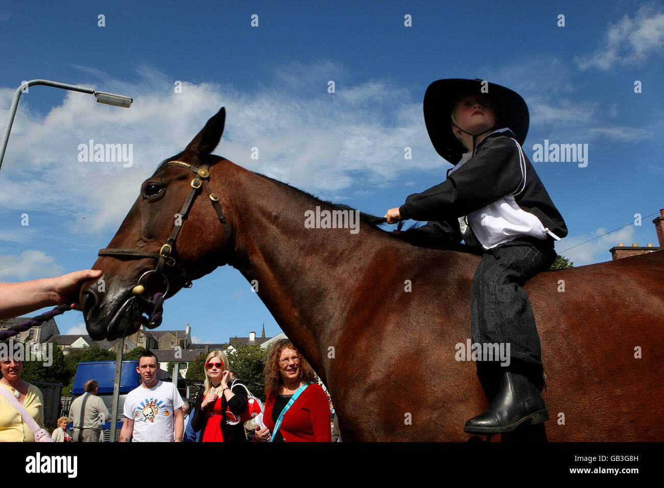 STANDALONE-FOTOGEDRÄNGE in Ballycastle, Co. Antrim während des Lammas Fair Day, einer Veranstaltung, bei der Esel, Ponys und Pferde während eines historischen Festivals eingetauscht werden. Stockfoto