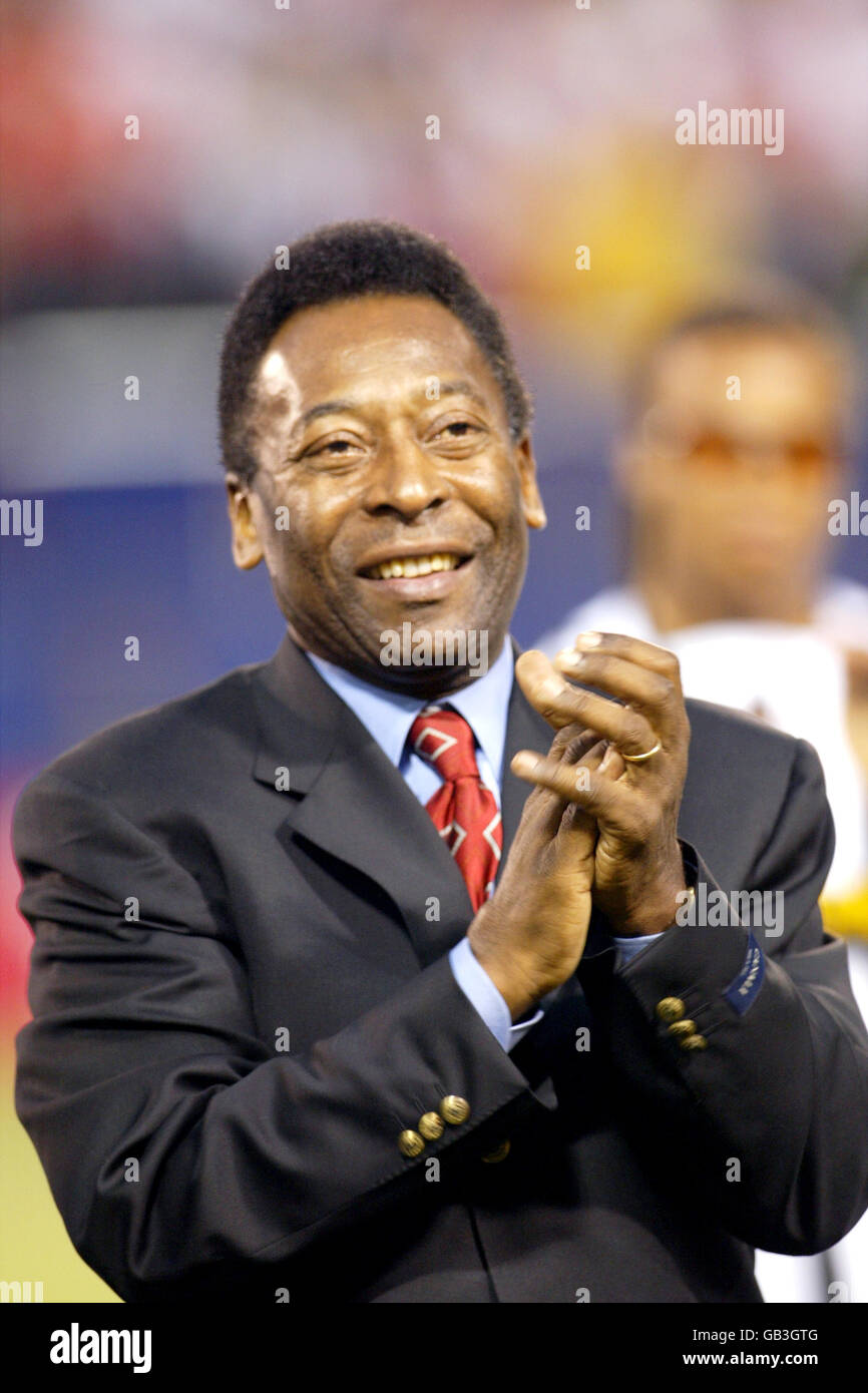 Fußball - freundlich - Manchester United / Juventus. Pele applaudiert der Menge vor dem Spiel Stockfoto