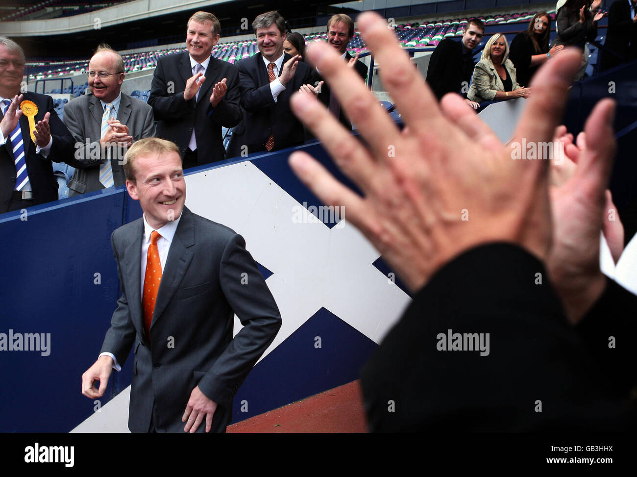 Der neue Führer der schottischen Liberaldemokraten Tavish Scott, nachdem das Führungsergebnis im Murrayfield Stadium in Edinburgh enthüllt wurde. Stockfoto