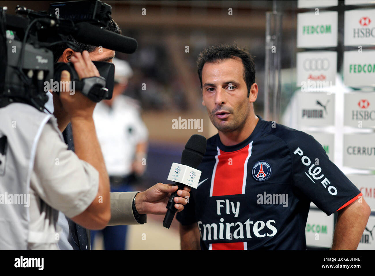 Fußball - Französische Premiere Division - Monaco / Paris Saint Germain - Stade Louis II. Ludovic Giuly von Paris Saint Germain wird nach dem Spiel interviewt Stockfoto