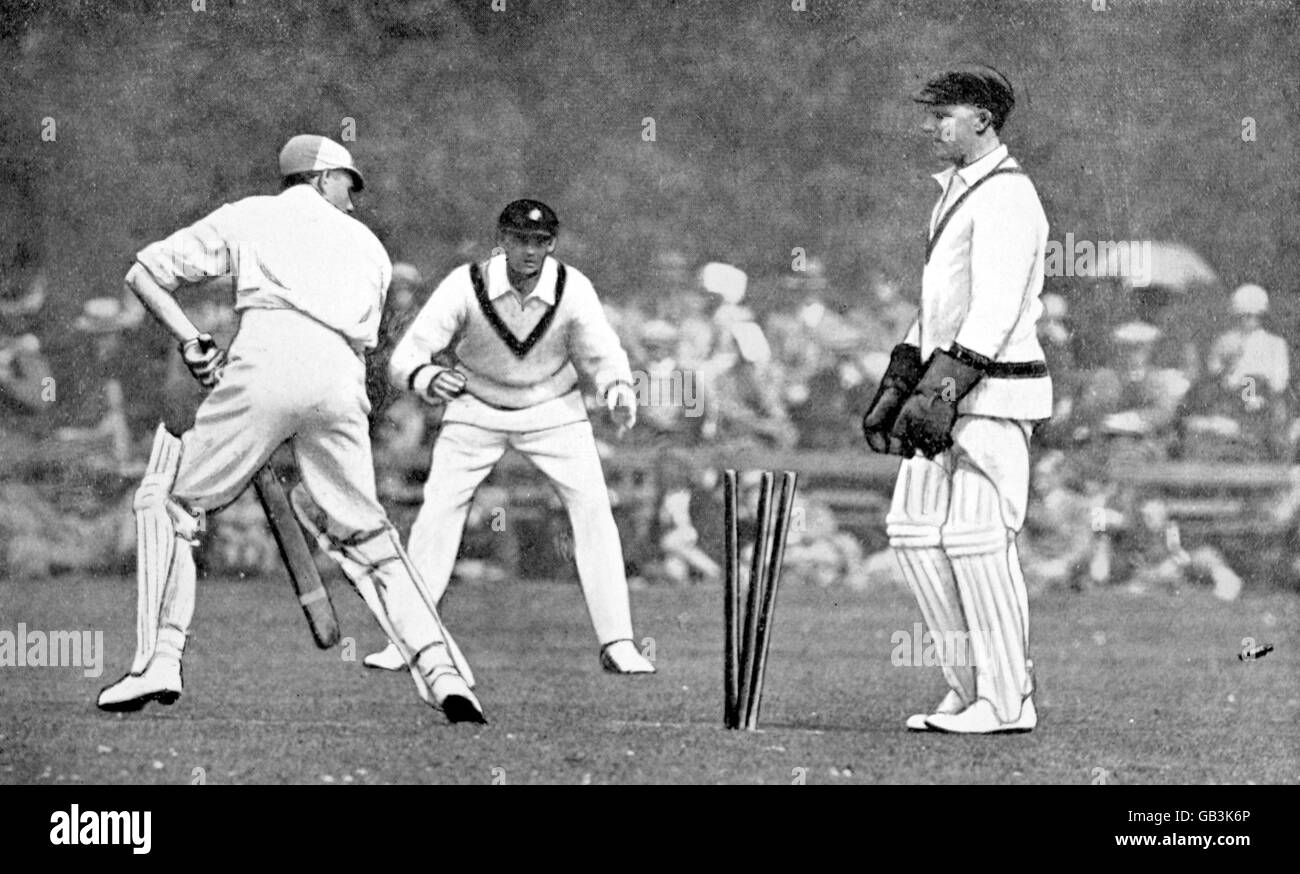 Der Kapitän der Oxford University, Geoffrey Legge (l.), wird von dem australischen Arthur Richardson (außer Bild) als Wicketkeeper John Ellis (r.) beobachtet Stockfoto