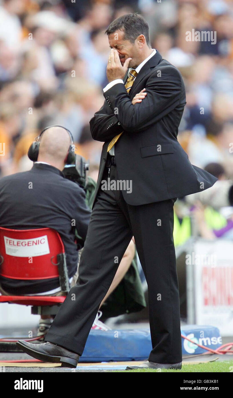 Hull Citys Manager Phil Brown sieht beim Spiel der Barclays Premier League im Kingston Communications Stadium, Hull, niedergeschlagen aus. Stockfoto