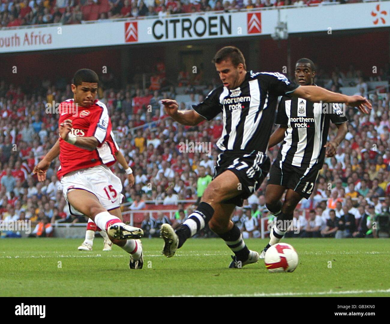 Fußball - Barclays Premier League - Arsenal / Newcastle United - Emirates Stadium. Neves Denilson (l) von Arsenal schießt, um das dritte Tor seines Teams zu erzielen Stockfoto