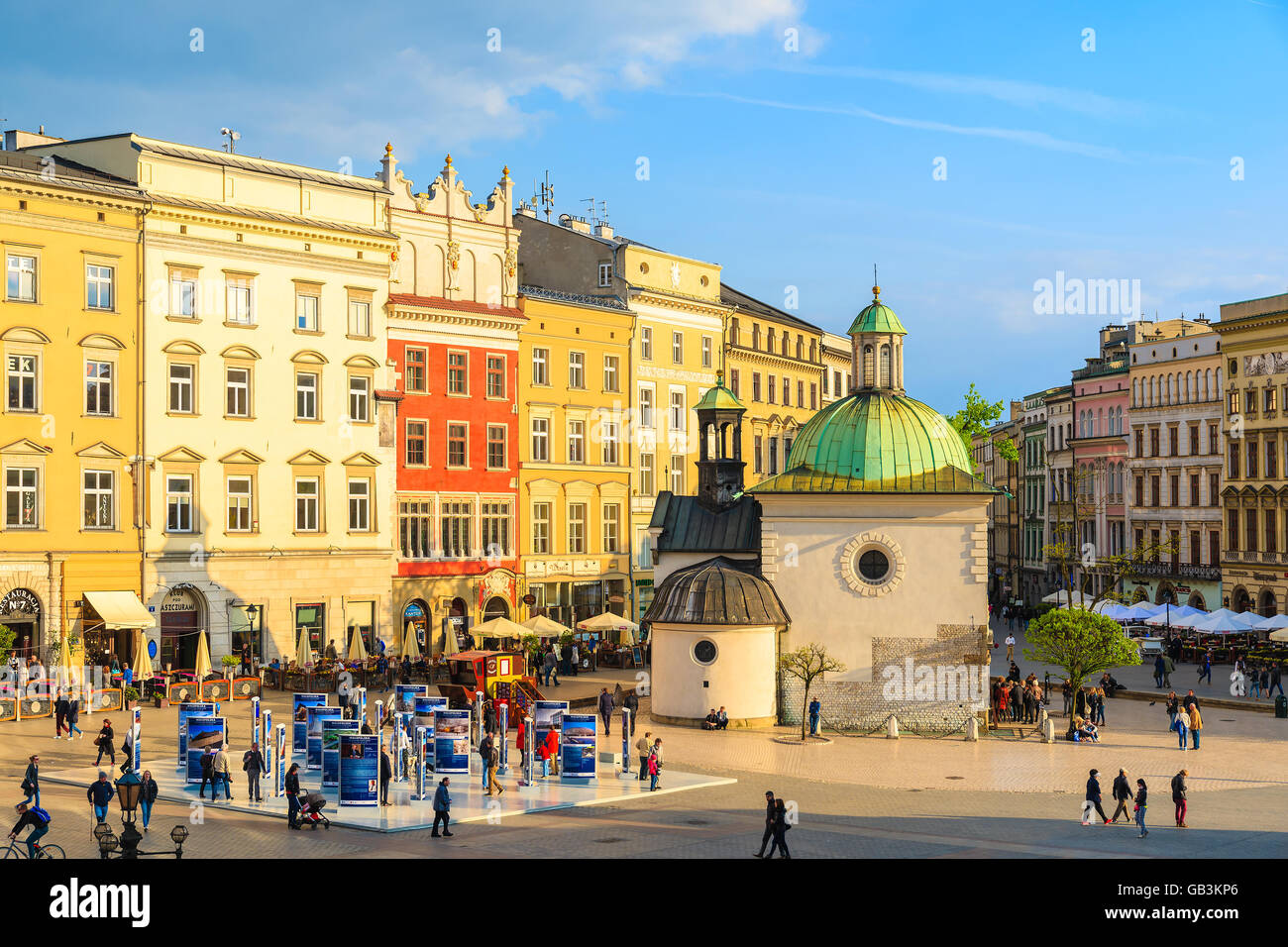 Krakau, Polen - 29. April 2015: bunte Häuser und kleine Kirche am Hauptmarkt-Quadrat von Krakau-Stadt. Mehr als 10 Millionen touri Stockfoto