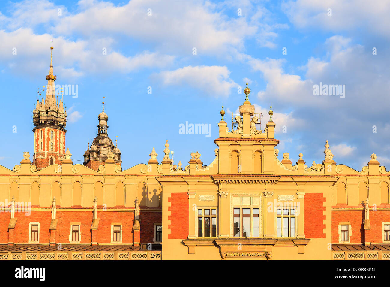 Fassade der Tuchhalle Sukiennice Gebäude, im Abendlicht auf Hauptmarkt Platz in Krakau, Polen Stockfoto