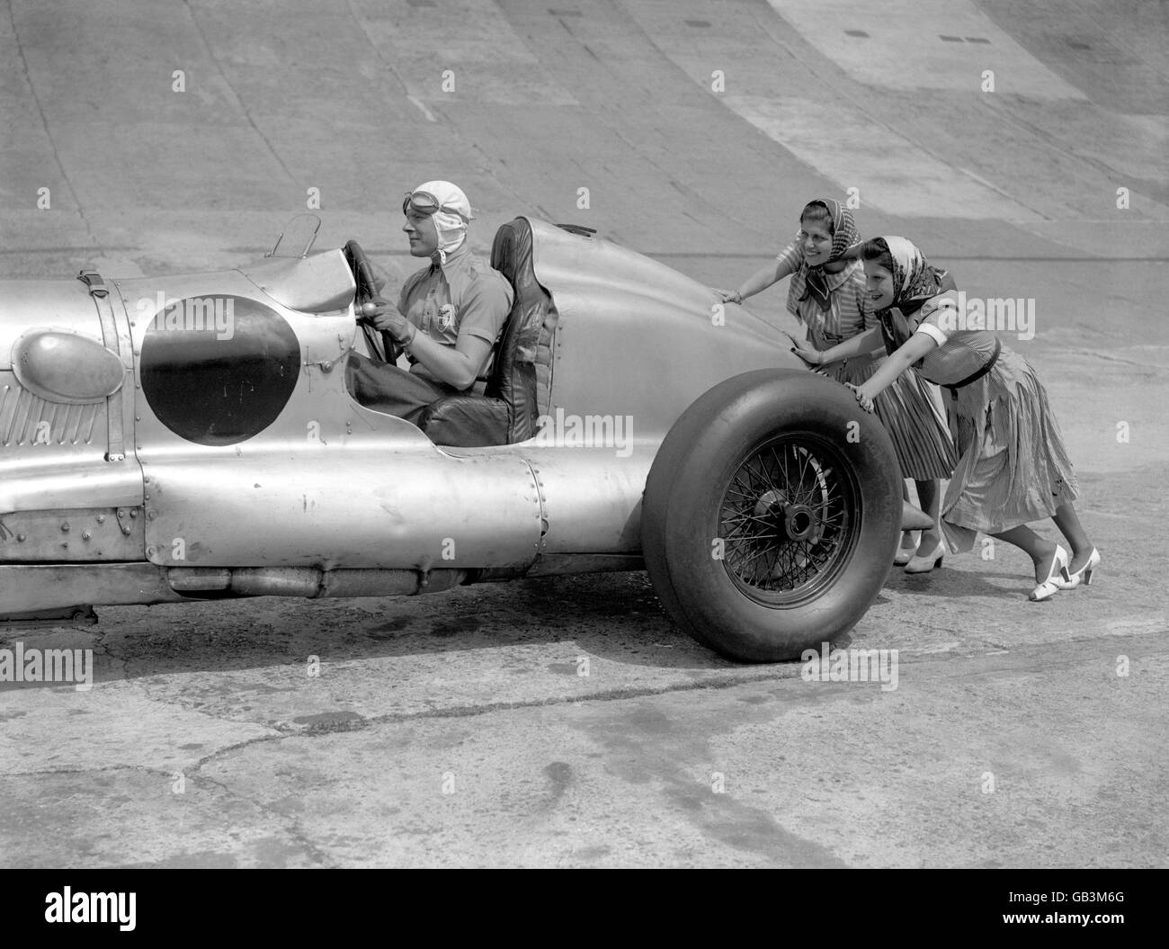 Motorsport - Oliver Bertram - Brooklands. Oliver Bertram sitzt am Steuer seines Barnato Hassan, als ihm zwei Freunde auf der Brooklands-Rennstrecke einen hilfreichen Schub geben. Stockfoto