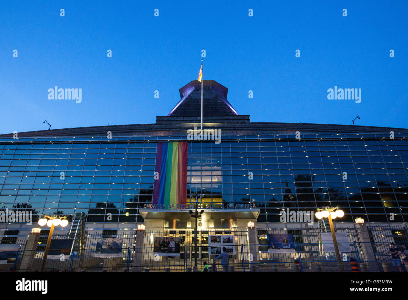 Die Pride-Flagge hängt an der Vorderseite der Botschaft der Vereinigten Staaten von Amerika in Ottawa, Ontario, an 4. Juli 2016. Stockfoto