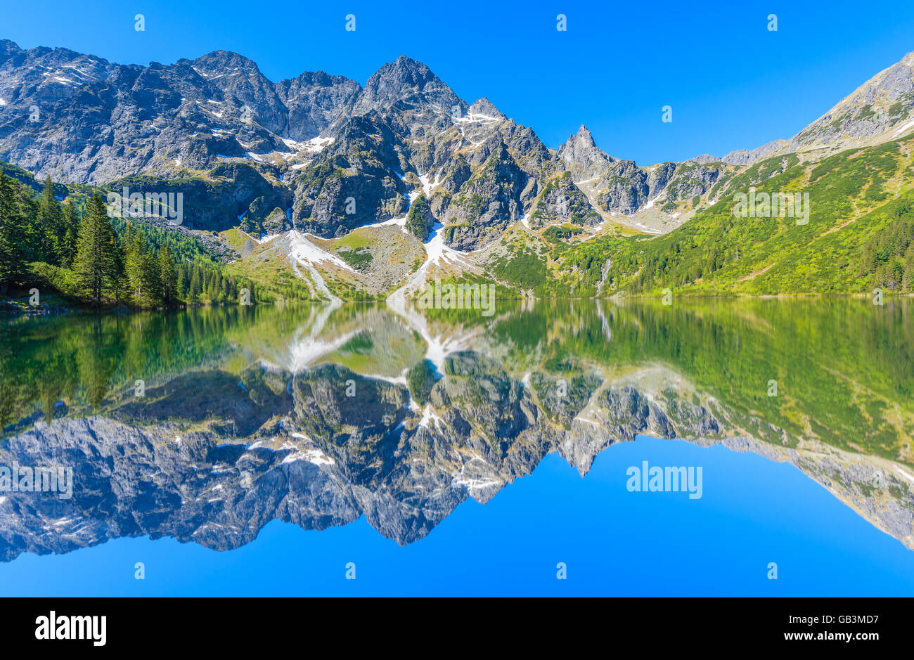 Reflexion von Berggipfeln in schönen Morskie Oko See, Tatra-Gebirge, Polen Stockfoto
