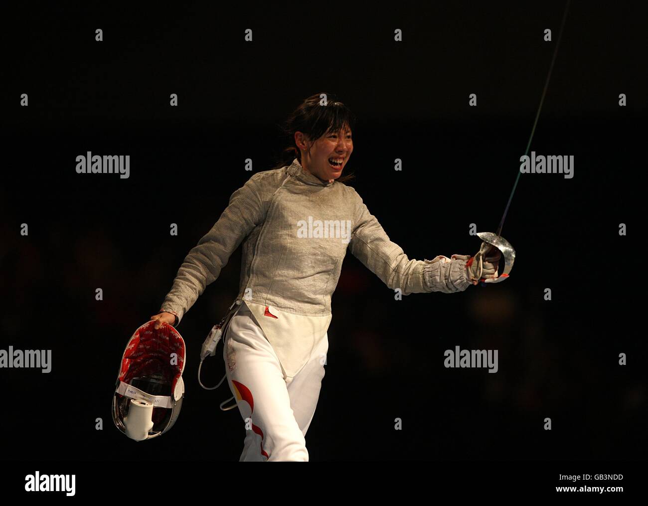 Die chinesische Nationalmannschaft Hong Ni feiert, nachdem sie die ukrainische Olha Zhovnir im Sabre-Goldmedaillenspiel der Frauen bei den Olympischen Spielen 2008 in Peking besiegt hat. Stockfoto