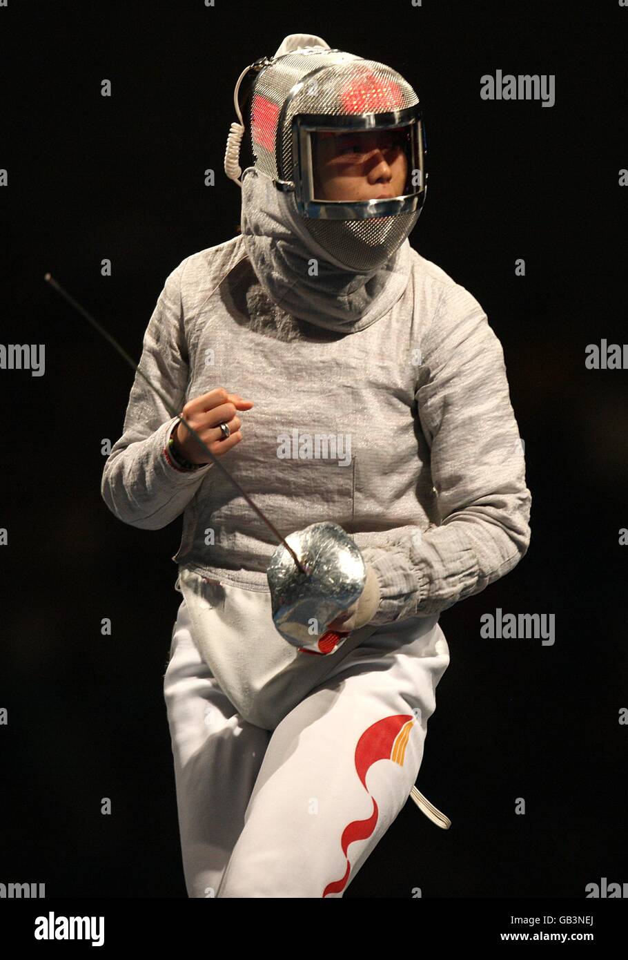 Chinas Hong Ni feiert, nachdem sie die ukrainische Olga Kharlan im Sabre-Goldmedaillenspiel der Frauen bei den Olympischen Spielen 2008 in Peking besiegt hat. Stockfoto