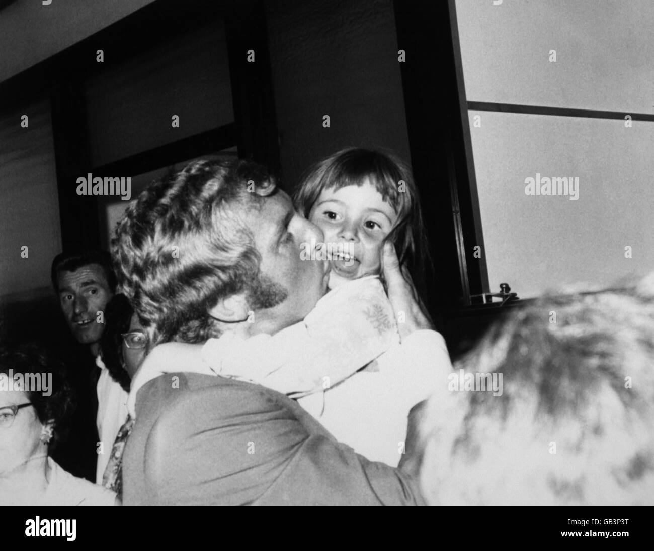 Englands Bobby Moore küsst seine Tochter Roberta bei seiner Ankunft Am Flughafen Gatwick Stockfoto