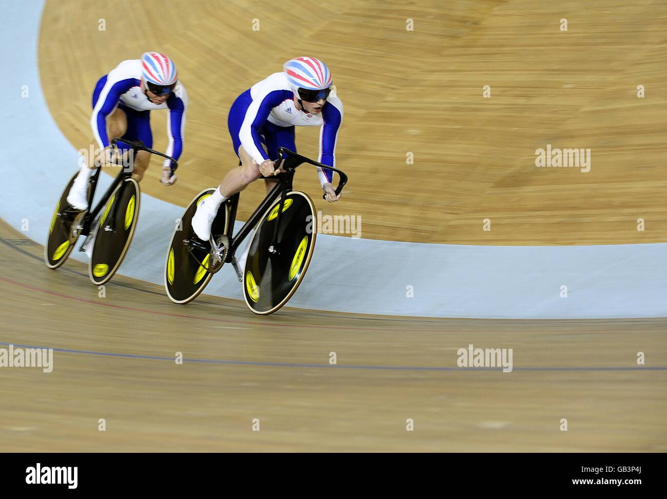 Das britische Team in Aktion während der ersten Runde des Rennens des Rennteams Track Cycling Men's Team im Laosham Velodrome in Peking, China, während der Olympischen Spiele 2008 in Peking. Das Team gewann Gold in diesem Fall. Stockfoto