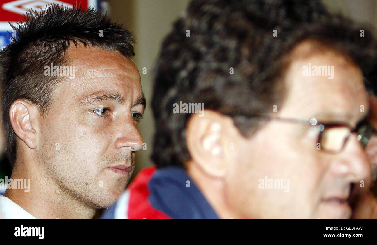 England-Trainer Fabio Capello (rechts) ernennt John Terry während einer Pressekonferenz im Grove Hotel, Hertfordshire, zum Kapitän. Stockfoto