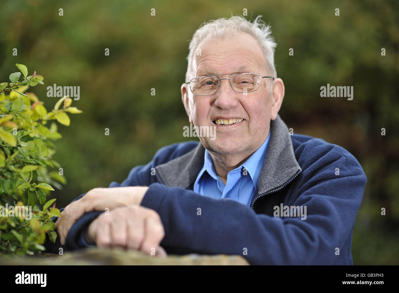 Der 78-jährige Gordon Saunders, der eine D-Note in GCSE Mathe erreicht hat. Stockfoto