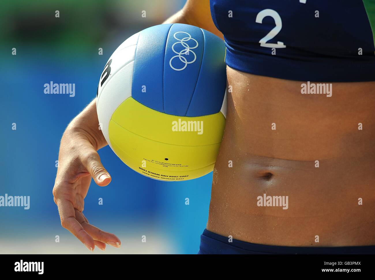 Gesamtansicht eines Volleyballs, das die brasilianische Talita Rocha beim Halbfinale der Frauen gegen die USA auf dem Beachvolleyballplatz im Chaoyang Park am 11. Tag der Olympischen Spiele 2008 in Peking veranstaltet hat. Stockfoto