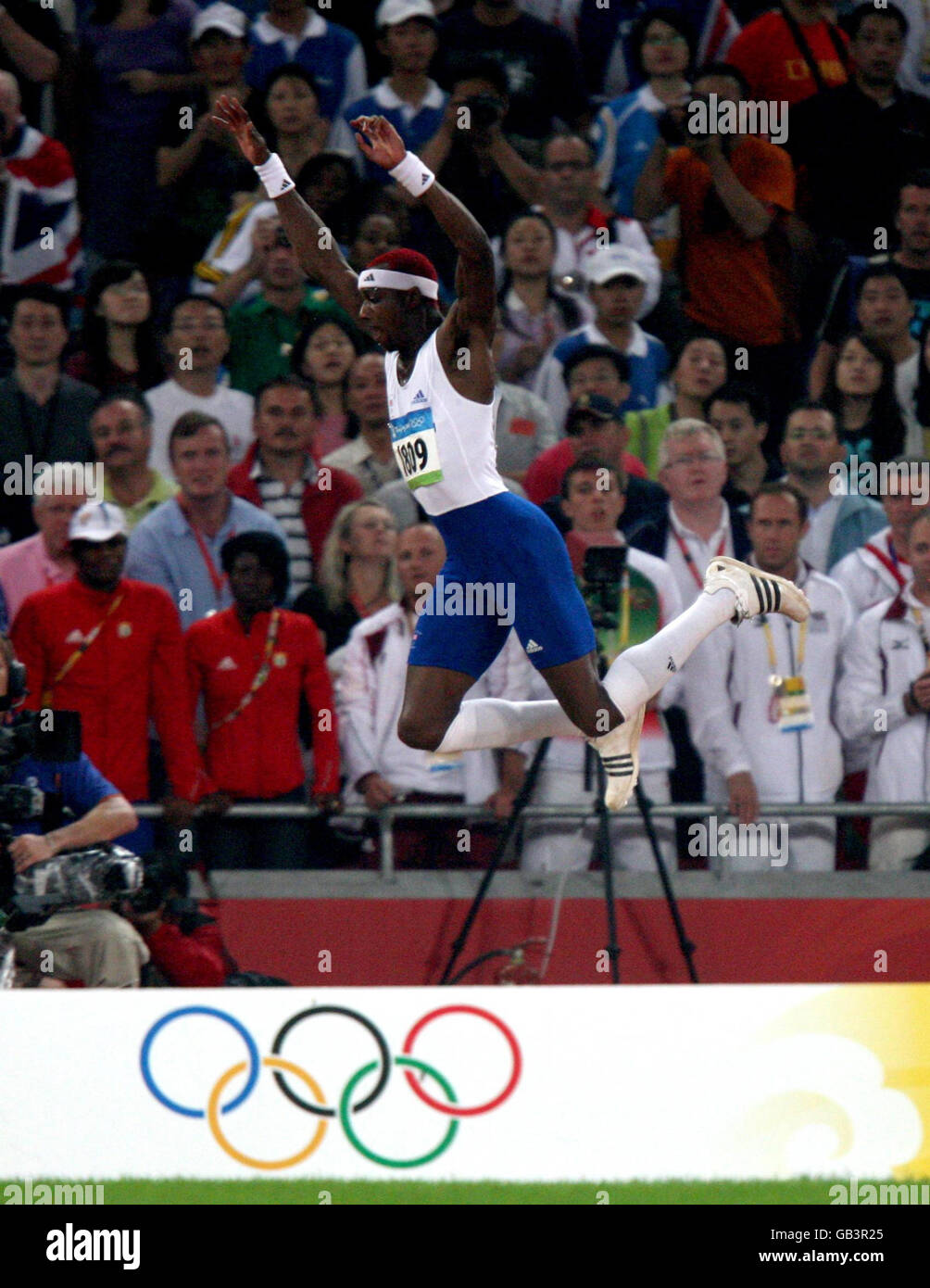 Die britische Phillips Idowu beim Dreisprung-Finale der Männer im Nationalstadion in Peking während der Olympischen Spiele 2008 in Peking in China. Stockfoto