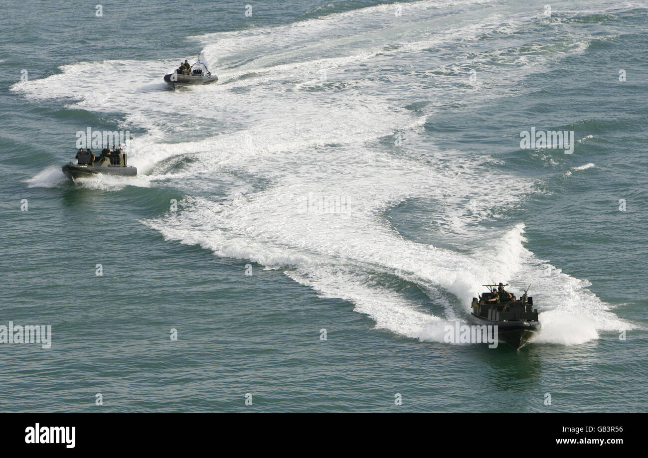 Royal Marine Commandos auf dem Wasser auf dem Royal Navy Base in Portsmouth als Teil der Meet your Navy Veranstaltung, die dieses Wochenende stattfindet. Meet Your Navy ist ein dreitägiges Schaufenster, in dem Mitglieder der Öffentlichkeit die Schiffe und das Personal des Senior Service überprüfen können. Die Marine der Gegenwart, der Vergangenheit und der Zukunft wird zu sehen sein Stockfoto