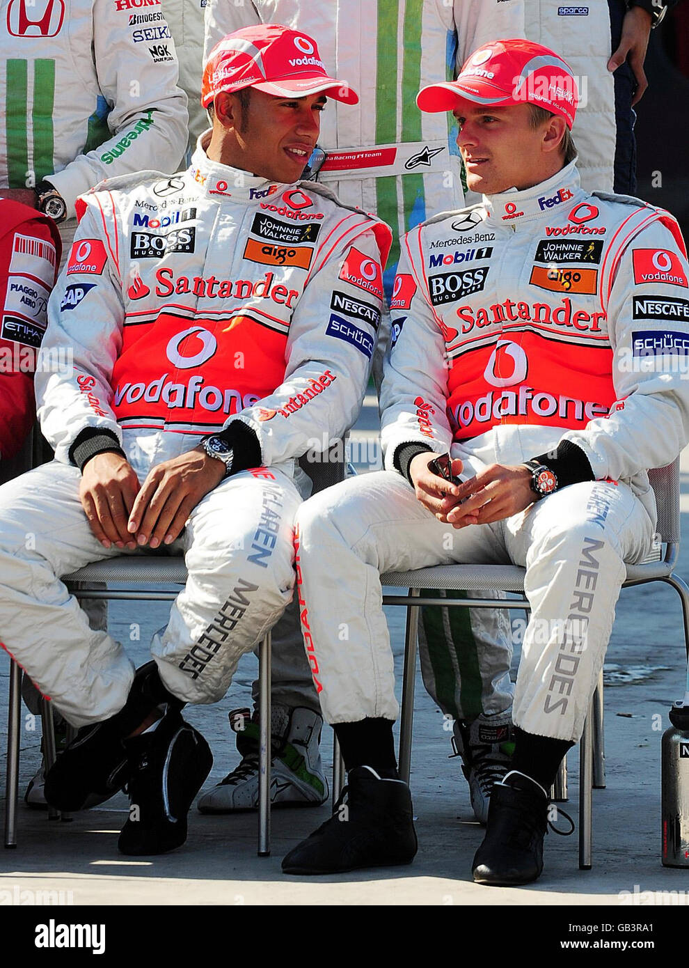 McLaren Mercedes-Piloten Lewis Hamilton (links) und Heikki Kovalainen während einer Fotoausstellung vor dem Grand Prix von Europa am Wochenende in Valencia, Spanien. Stockfoto