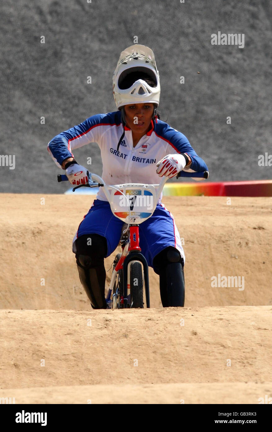 Shanaze Reade in Großbritannien nach dem Absturz beim Frauenfinale am Laoshan BMX-Veranstaltungsort in Peking, China. Stockfoto