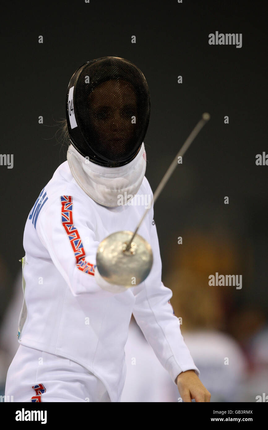 Die britische Katy Livingston in der Fechtdisziplin des modernen Frauenpentathlons bei den Olympischen Spielen 2008 in Peking, China. Stockfoto