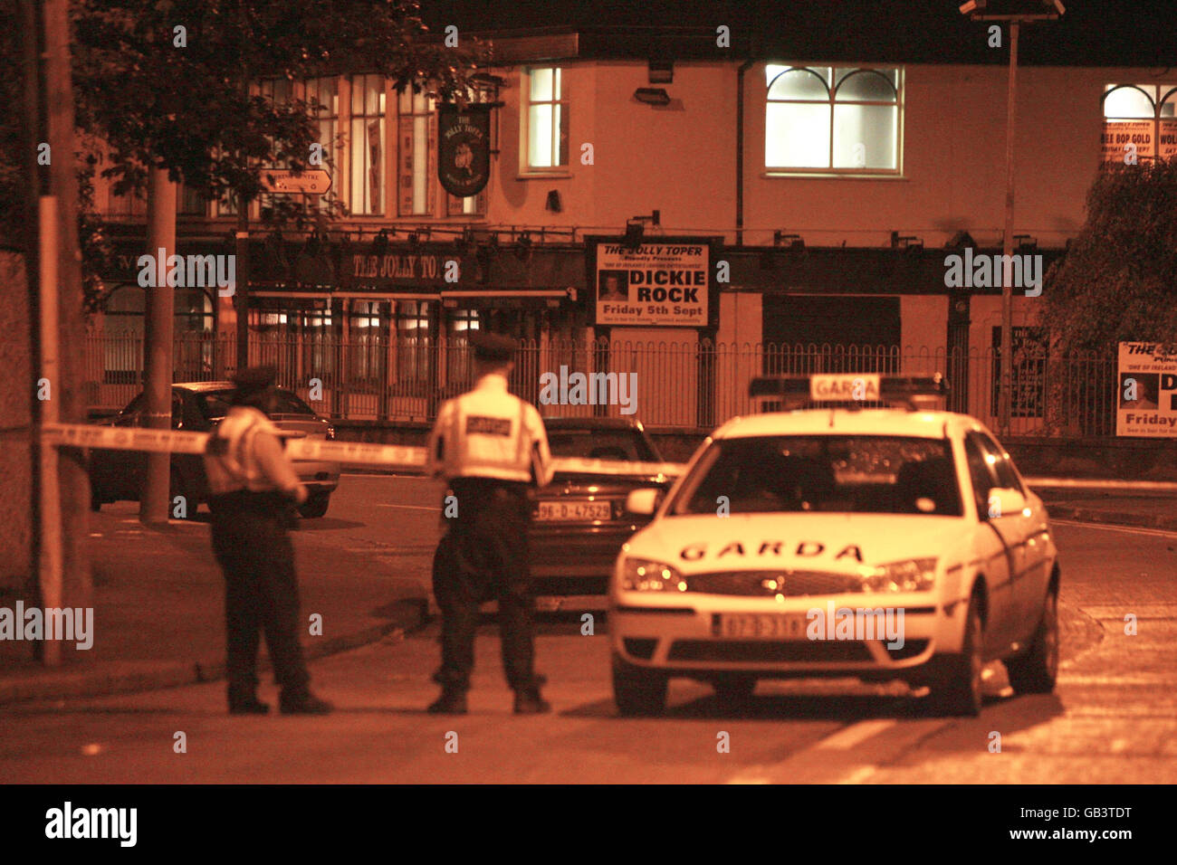 Garda-Offiziere am Schauplatz eines Doppelschießens in der Jolly Toper Bar in der Gegend von Finglas in Dublin, wo ein Mann erschossen und ein zweiter verletzt wurde, nachdem sie von maskierten Männern in einer Kneipe niedergeschossen wurden. Stockfoto
