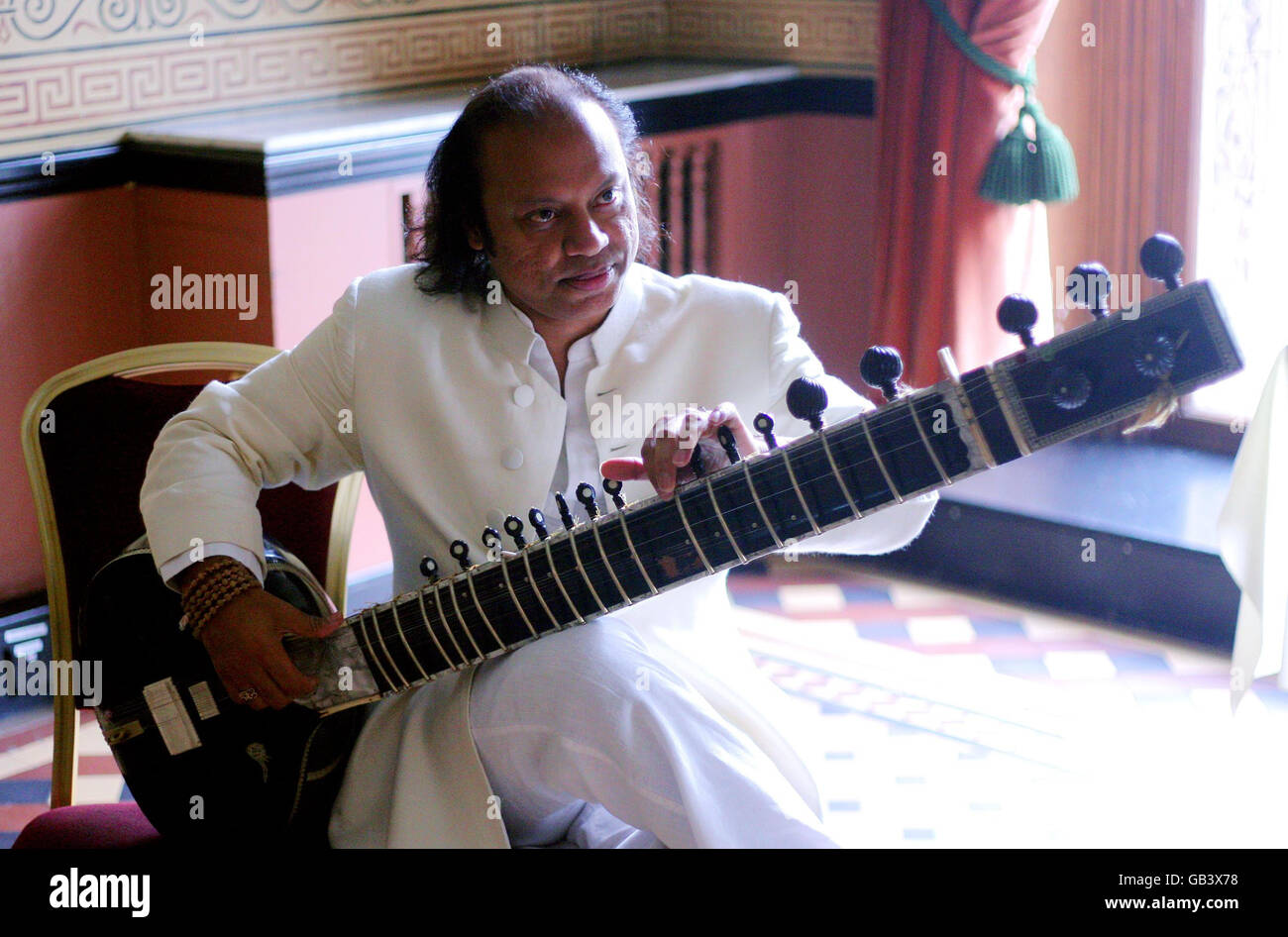 Der weltbekannte Sitar-Spieler Nishat Khan während einer Fotoanstellung im Prince of Wales Room in der Royal Albert Hall, bevor er dort am Montag, 1. September, auftrat. Stockfoto