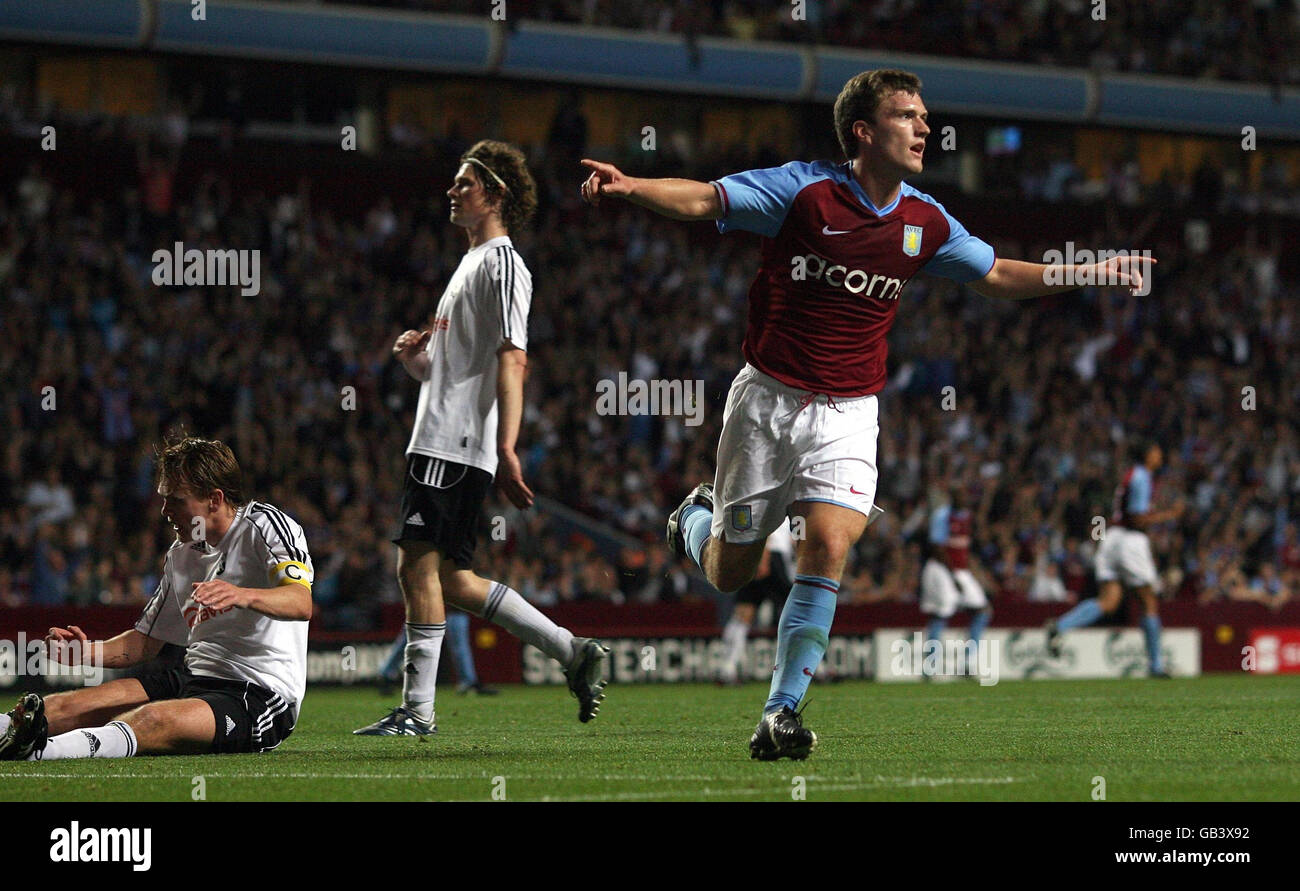 Craig Gardner feiert das erste Tor von Villa beim UEFA-Pokalspiel, der zweiten Runde und dem Spiel der zweiten Etappe in Villa Park, Birmingham. Stockfoto