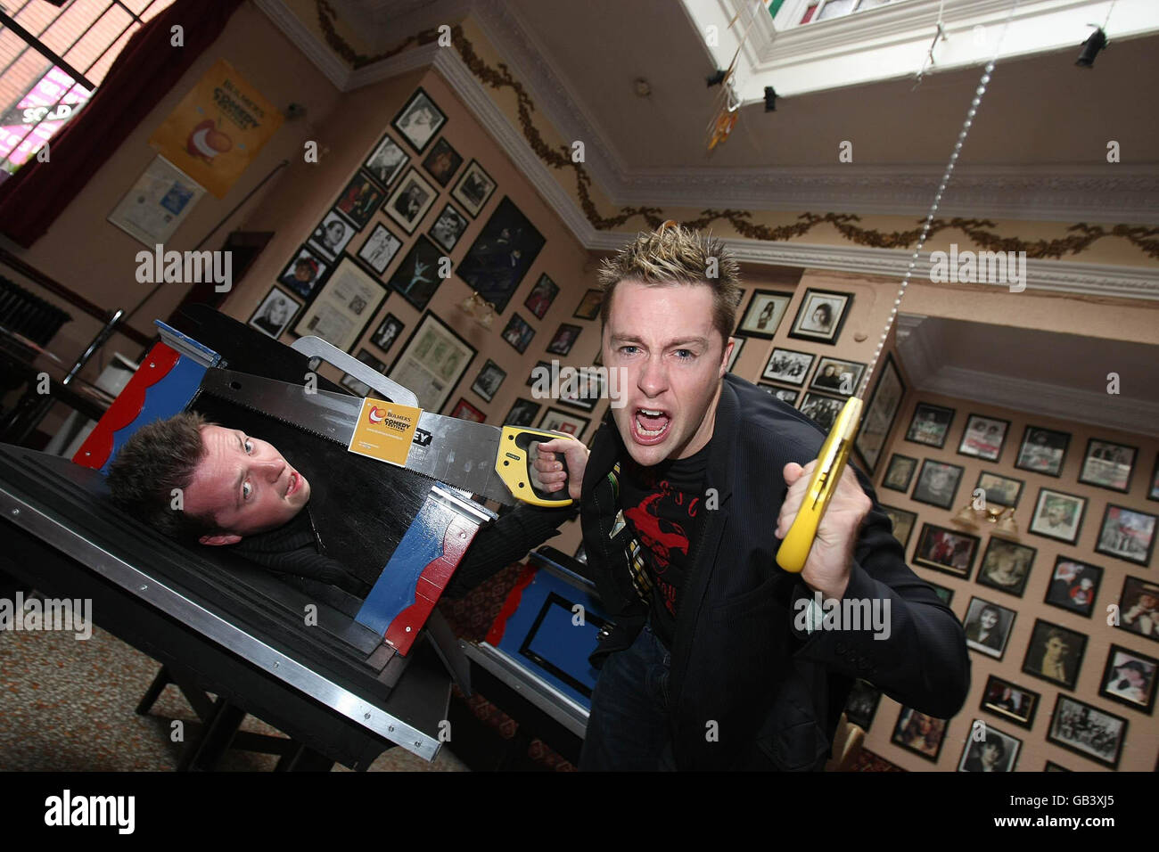 Die Performer Oliver Callan (links) und Keith Barry bei der Eröffnung des Bulmers Comedy Festivals 2008 im Olympia Theatre, Dublin. Stockfoto