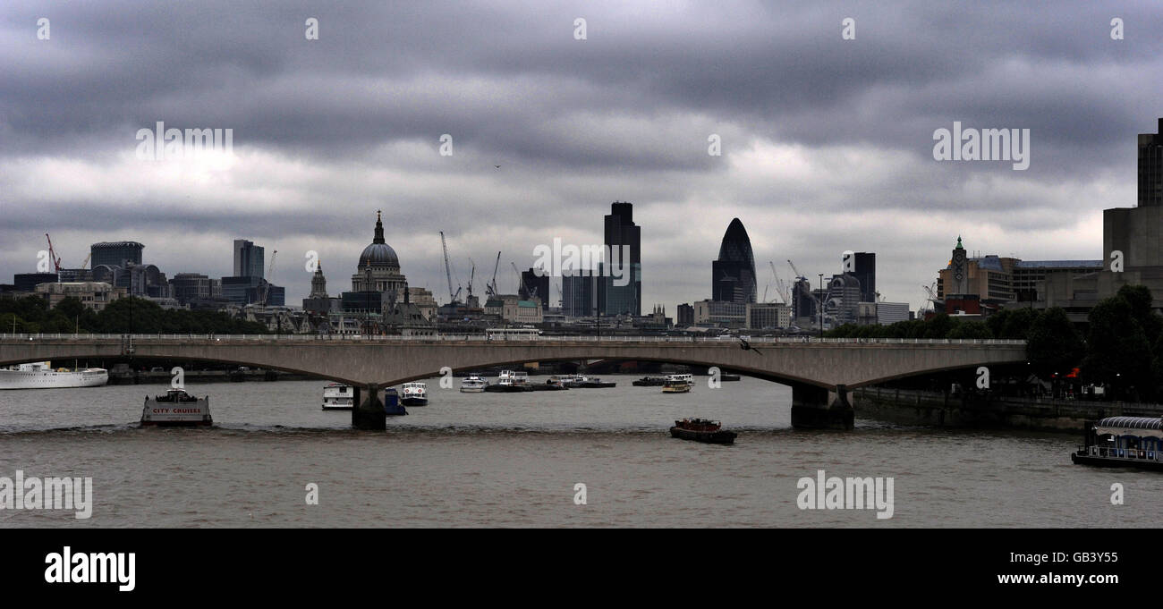 Blick Auf Die Stadt London. Ein allgemeiner Blick auf die City of London, hinter der Waterloo Bridge, vom Hungerford Walkway über die Themse aus gesehen Stockfoto