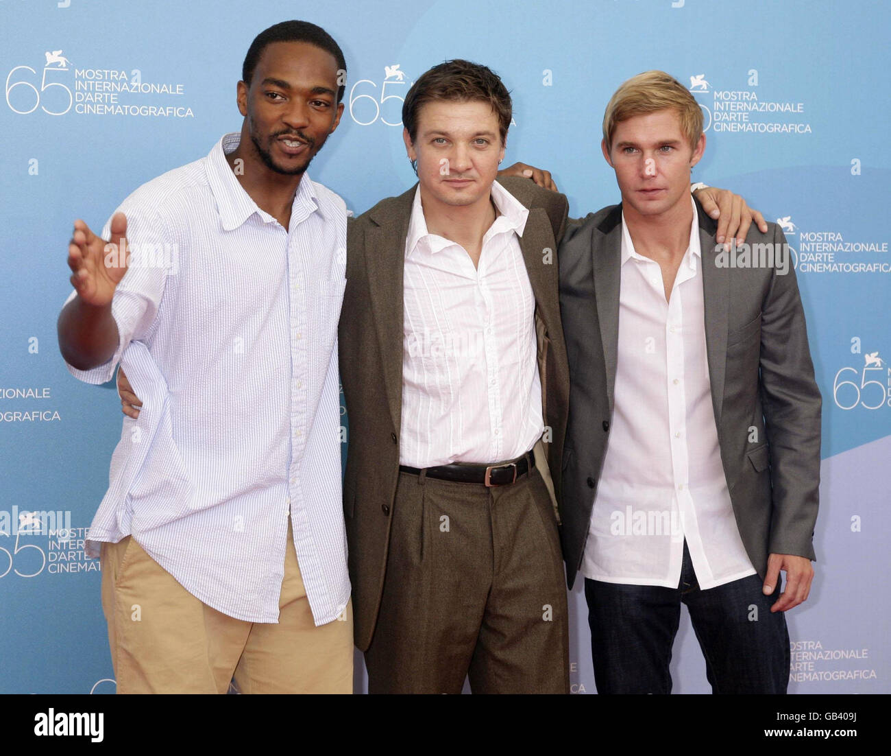 AP-AUSGANG. Von links nach rechts: Anthony Mackie, Jeremy Renner und Brian Geraghty nehmen an der Pressekonferenz und der Fotoaufnahme von „The Hurt locker“ im Casino di Venezia während des 65. Filmfestivals in Venedig, Italien, Teil. Stockfoto