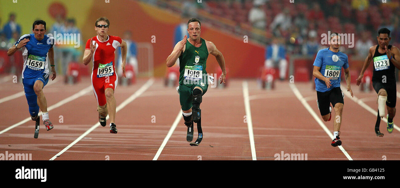 Paralympics - Paralympische Spiele In Peking 2008 - Tag Zwei. Südafrikas Oscar Pistorius (Mitte) tritt bei den Paralympischen Spielen 2008 in Peking im Nationalstadion, China, in der 100 M langen T44 der Männer an. Stockfoto