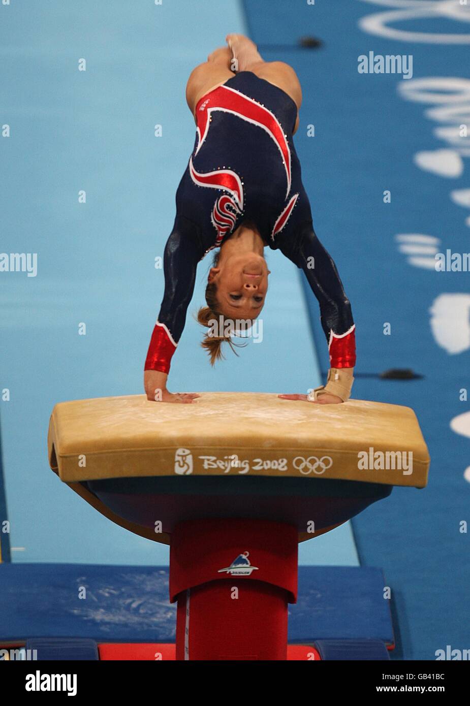 Alicia Sacramone aus den USA beim Finale der Gymnastik-Frauengeräte im National Indoor Stadium während der Olympischen Spiele 2008 in Peking, China. Stockfoto