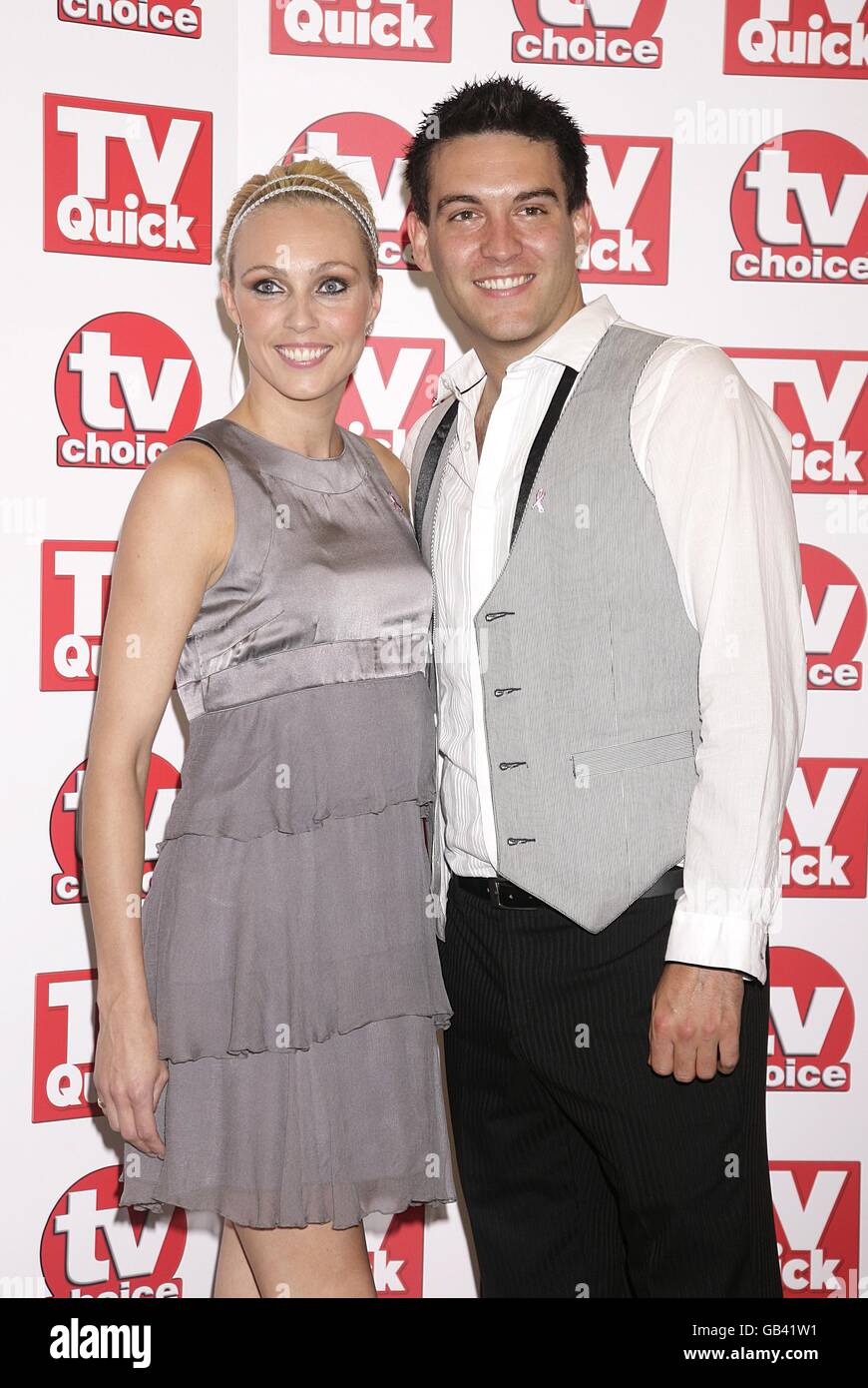 Kevin Sacre und ihre Freundin Camilla Dallerup kommen für die TV Quick und TV Choice Awards 2008 im Dorchester, Park Lane, London, an. Stockfoto