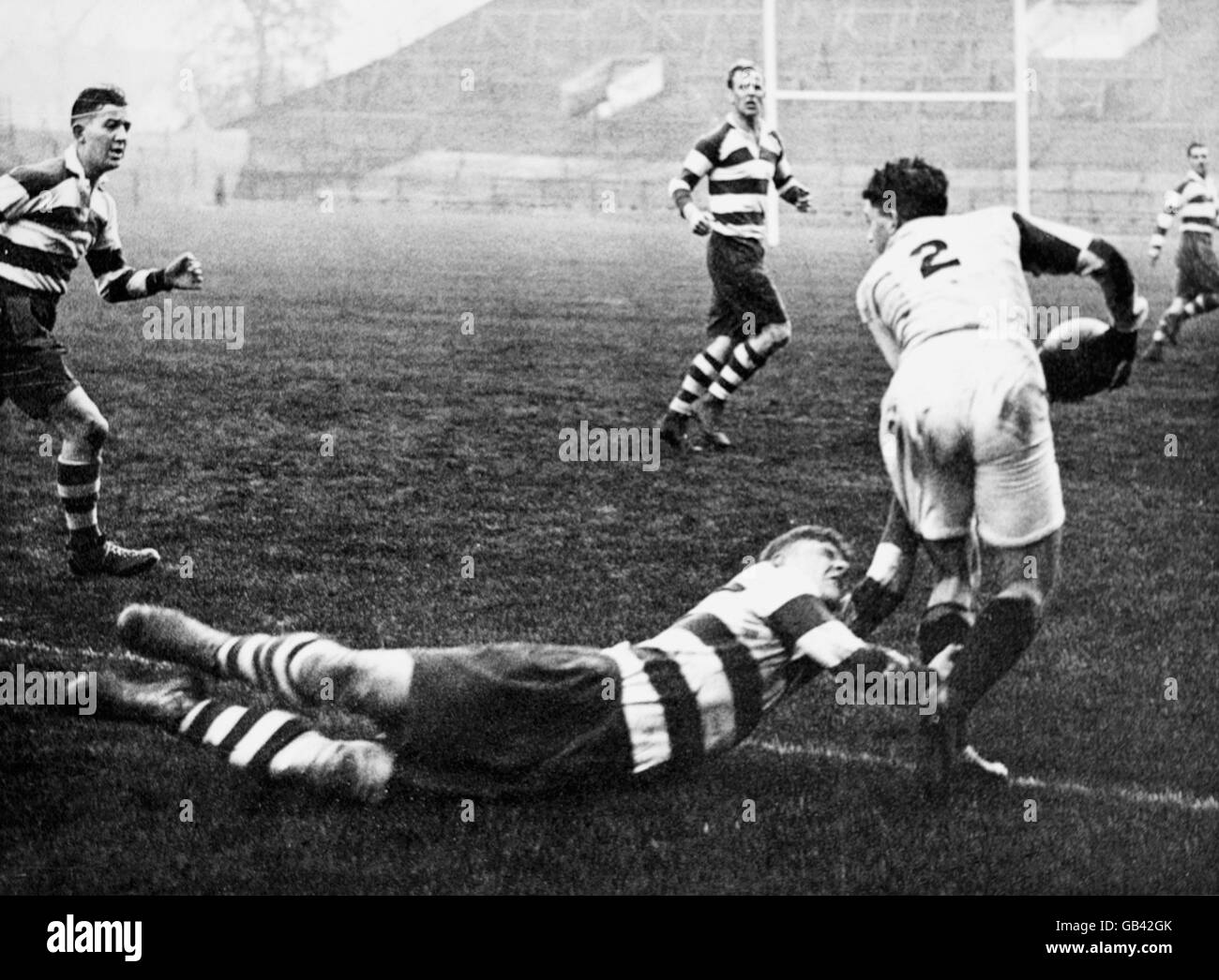 Rugby Union - Harlequins / Bristol. Arthur Butler (r) von Harlequins weicht einem Tackle aus Stockfoto