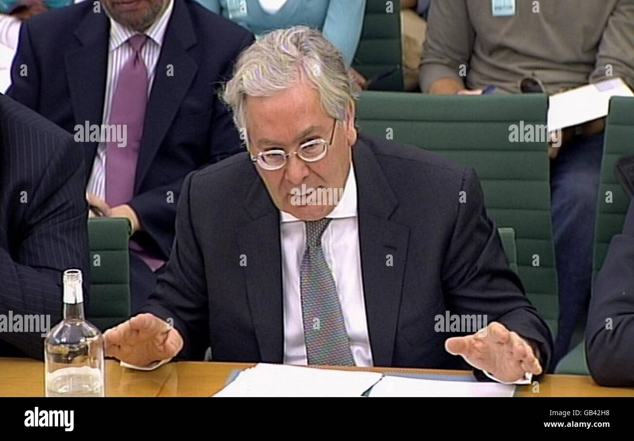 Mervyn King, Gouverneur der Bank of England, gibt dem Fiskus-Auswahlausschuss des Inflationsberichts der Bank of England vom August 2008 im Thatcher Room, Portcullis House, Zentral-London, Beweise. Stockfoto