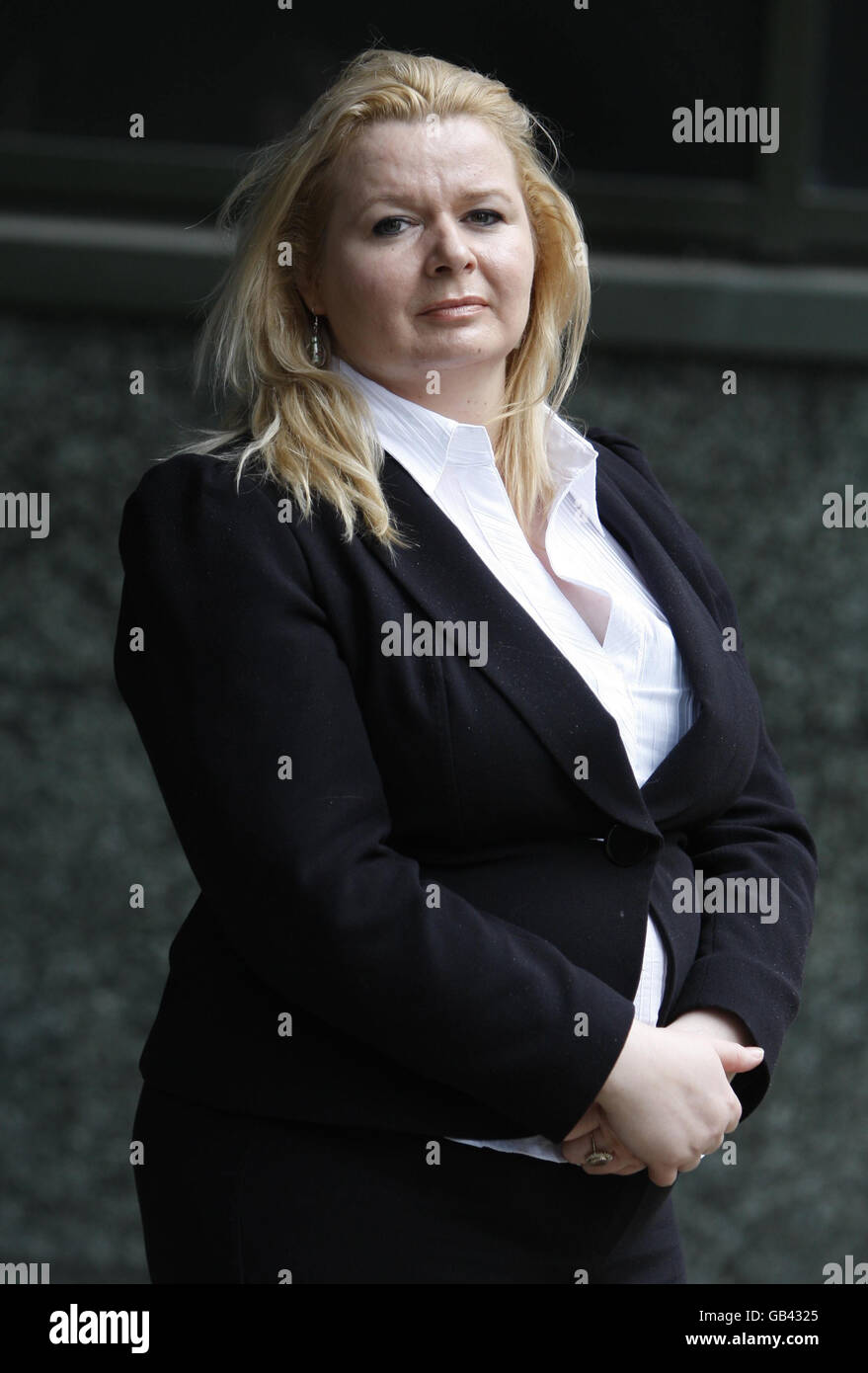 Die Fingerabdruck-Expertin Fiona McBride, die wegen des Shirley McKie-Skandals ihren Job verlor, kam in einem Rechtsverfahren zu ihrem Arbeitsgericht in Glasgow, um wieder eingesetzt zu werden. Stockfoto