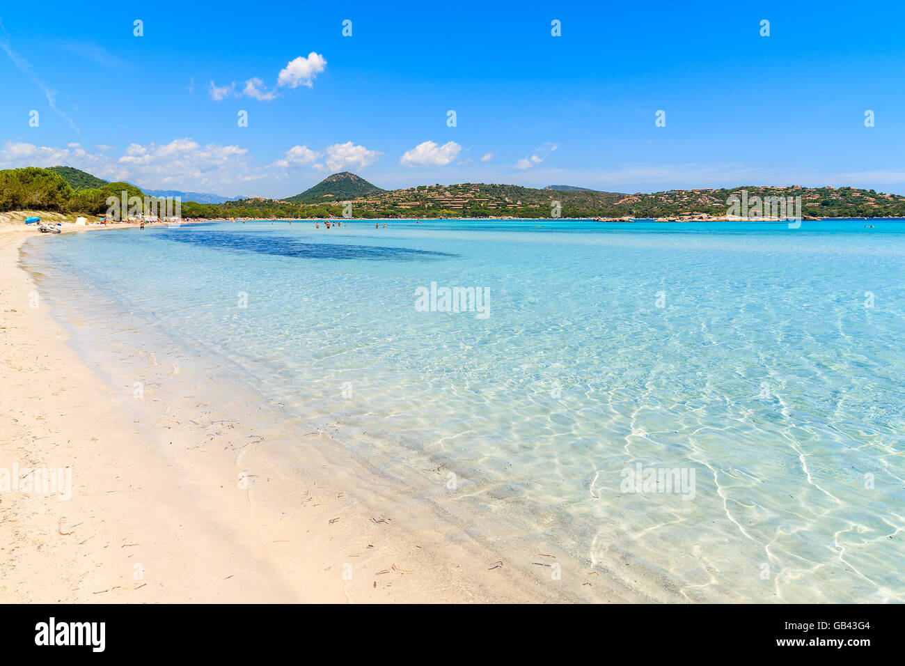Azurblaue Meerwasser der Strand von Santa Giulia, Korsika, Frankreich Stockfoto