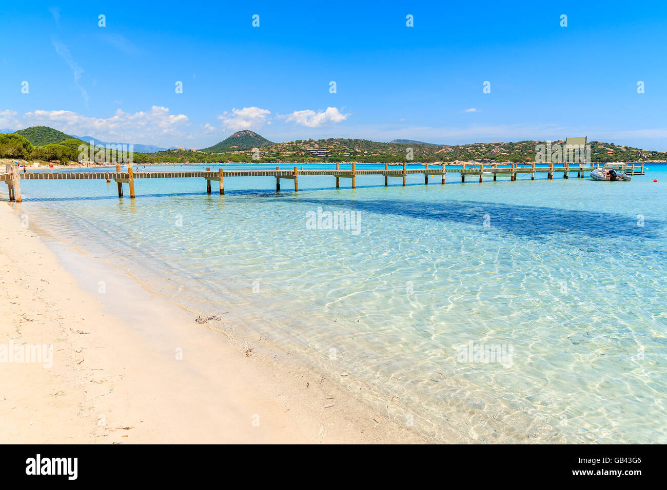 Hölzerne Pier und azurblauen Meerwasser der Strand von Santa Giulia, Korsika, Frankreich Stockfoto