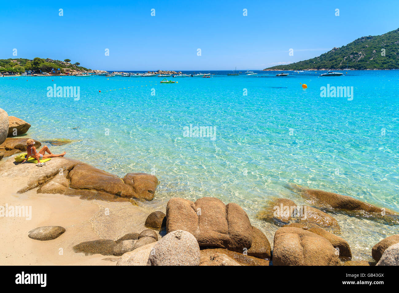 Unbekannte Frau Sonnenbaden am Strand von Santa Giulia, Korsika, Frankreich Stockfoto