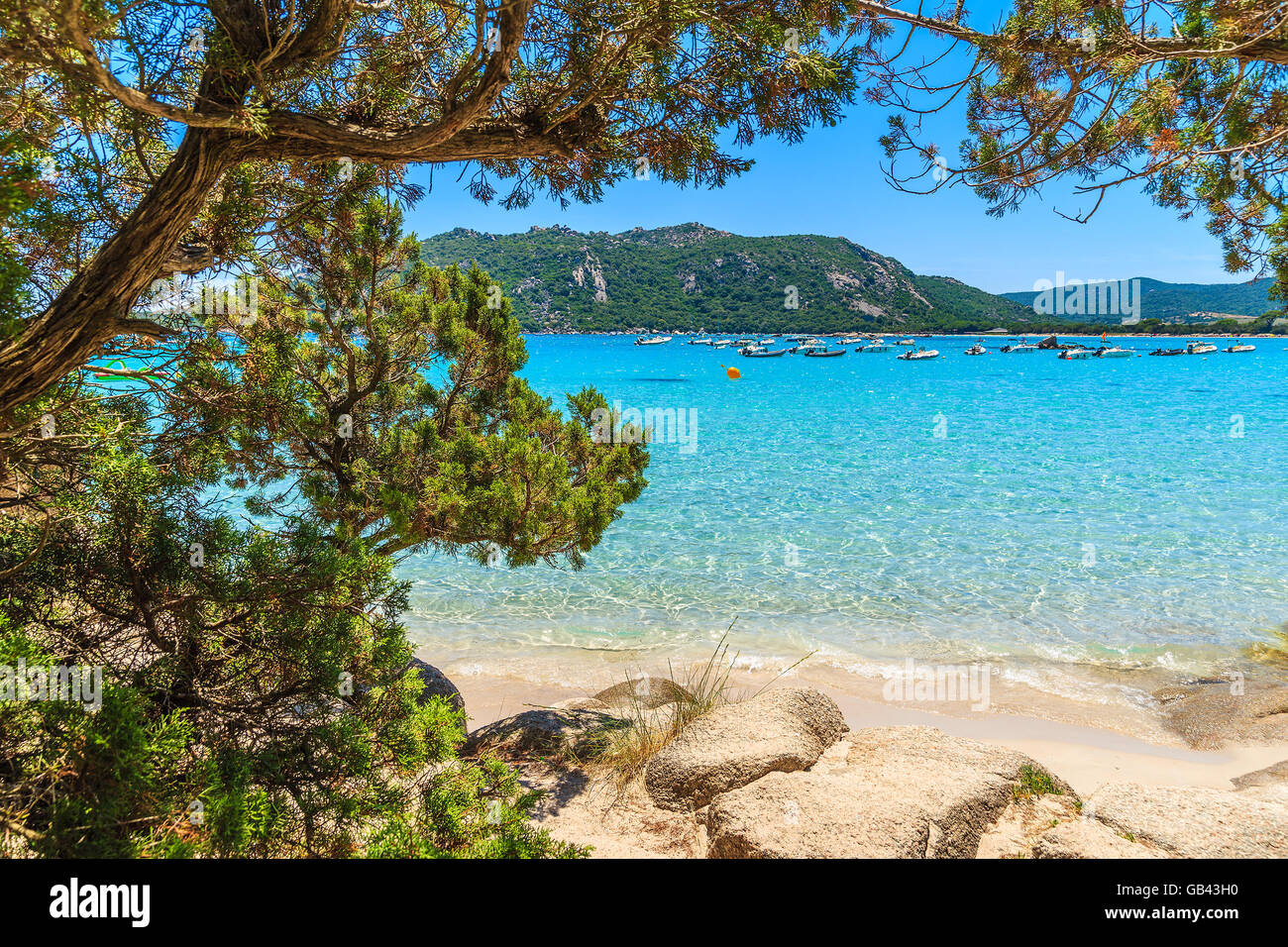 Blick auf kristallklares türkisfarbenes Meerwasser der Strand von Santa Giulia, Korsika, Frankreich Stockfoto